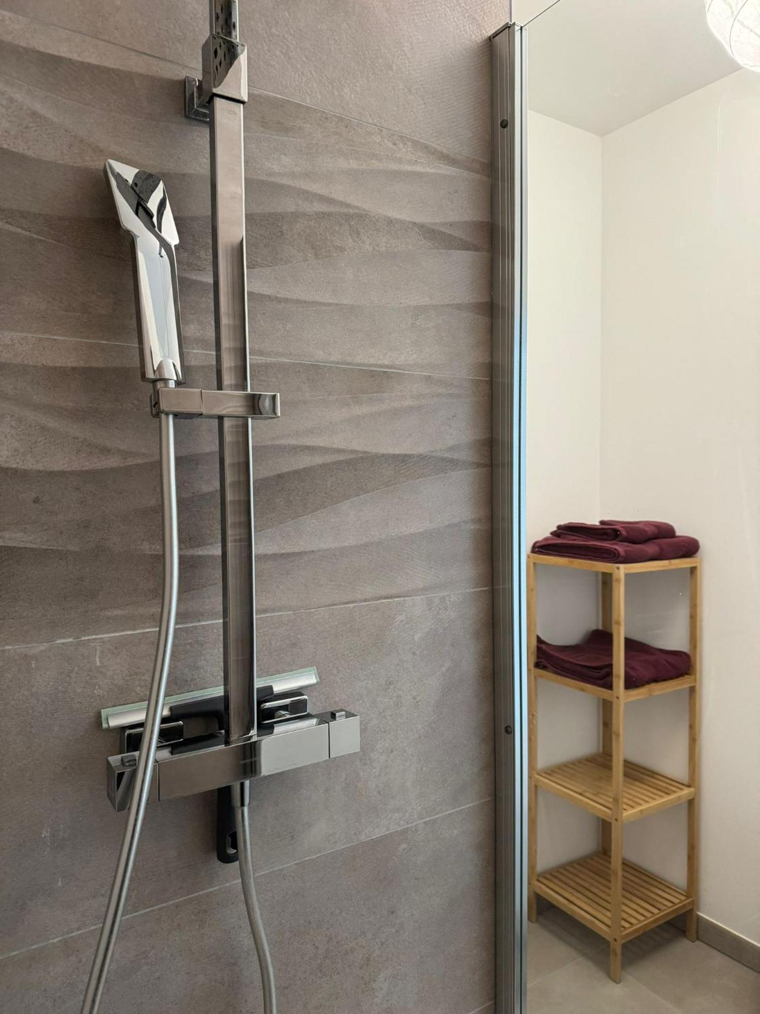 Presqu'Ile, Appartement Neuf Avec Balcon, Salle De Gym Et Parking Caen Luaran gambar